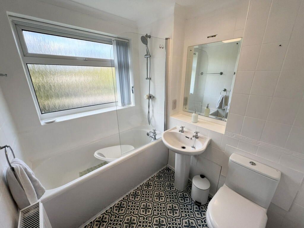 2 bedroom apartment flat/apartment To Let in Solihull - Bathroom.