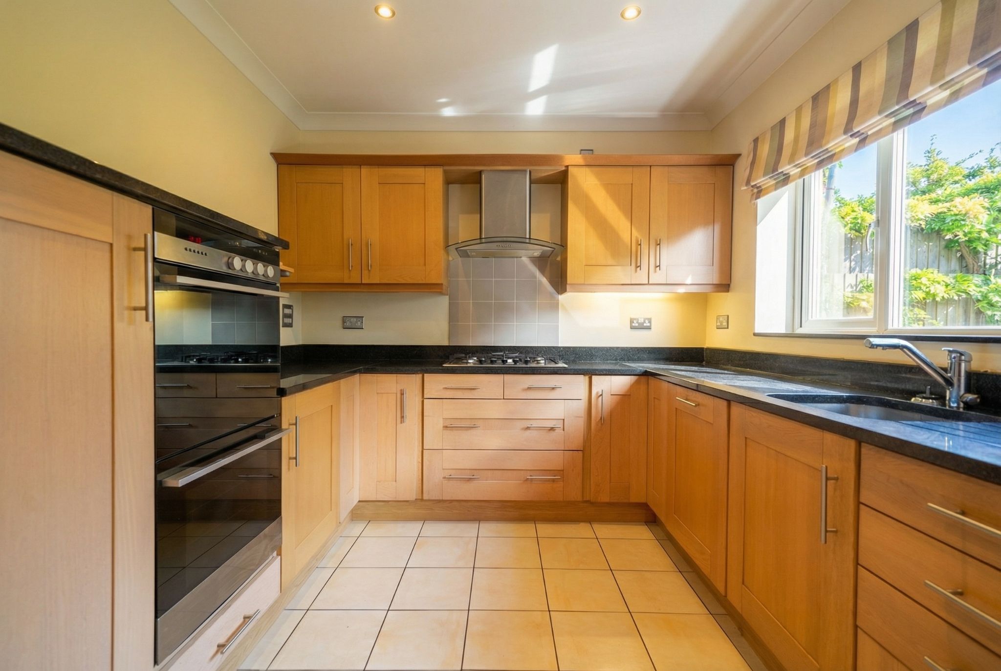 4 bedroom detached house To Let in Solihull - Photograph 7.