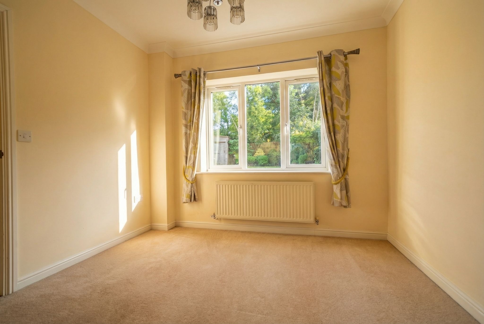 4 bedroom detached house To Let in Solihull - Photograph 6.