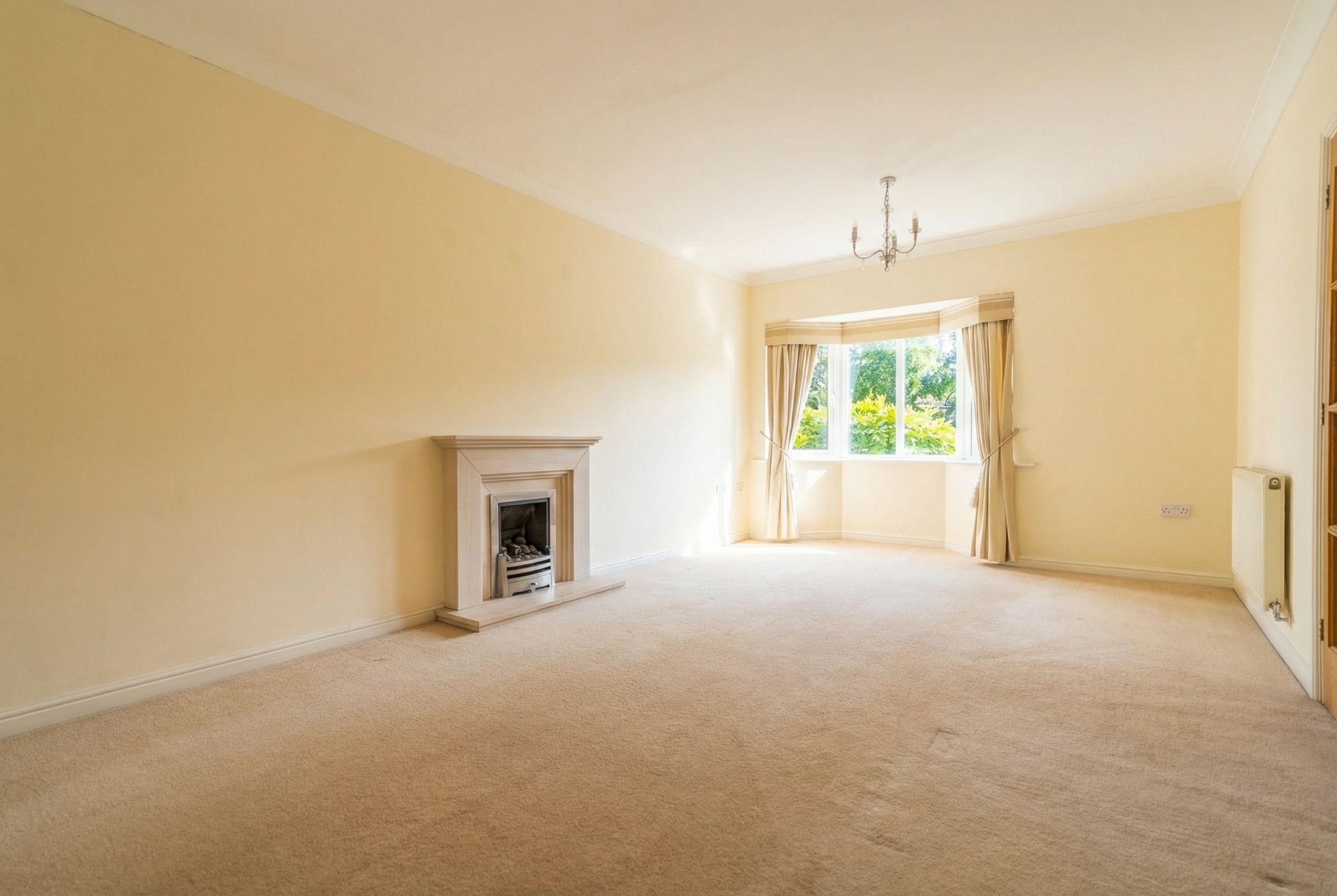 4 bedroom detached house To Let in Solihull - Photograph 3.