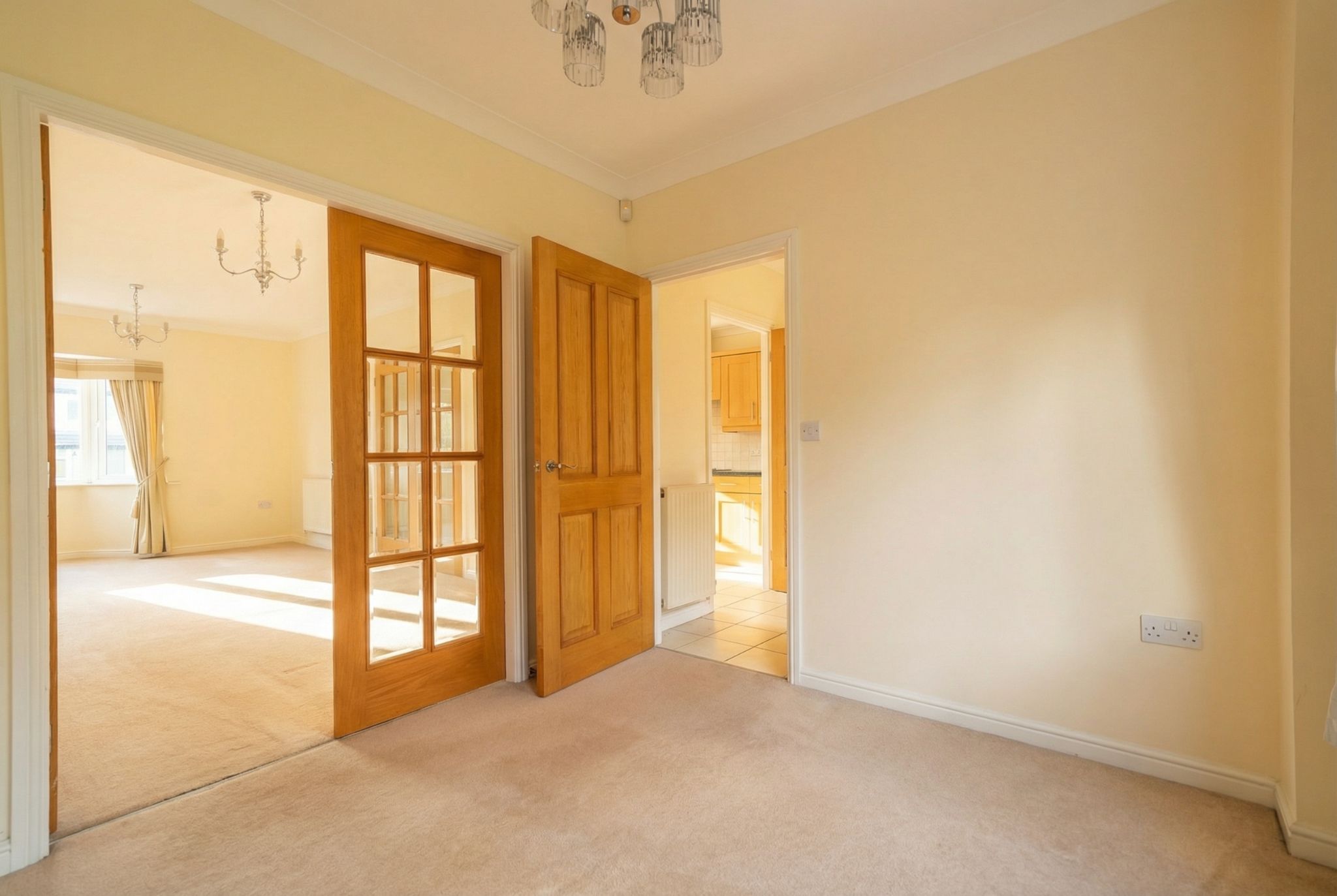 4 bedroom detached house To Let in Solihull - Photograph 5.