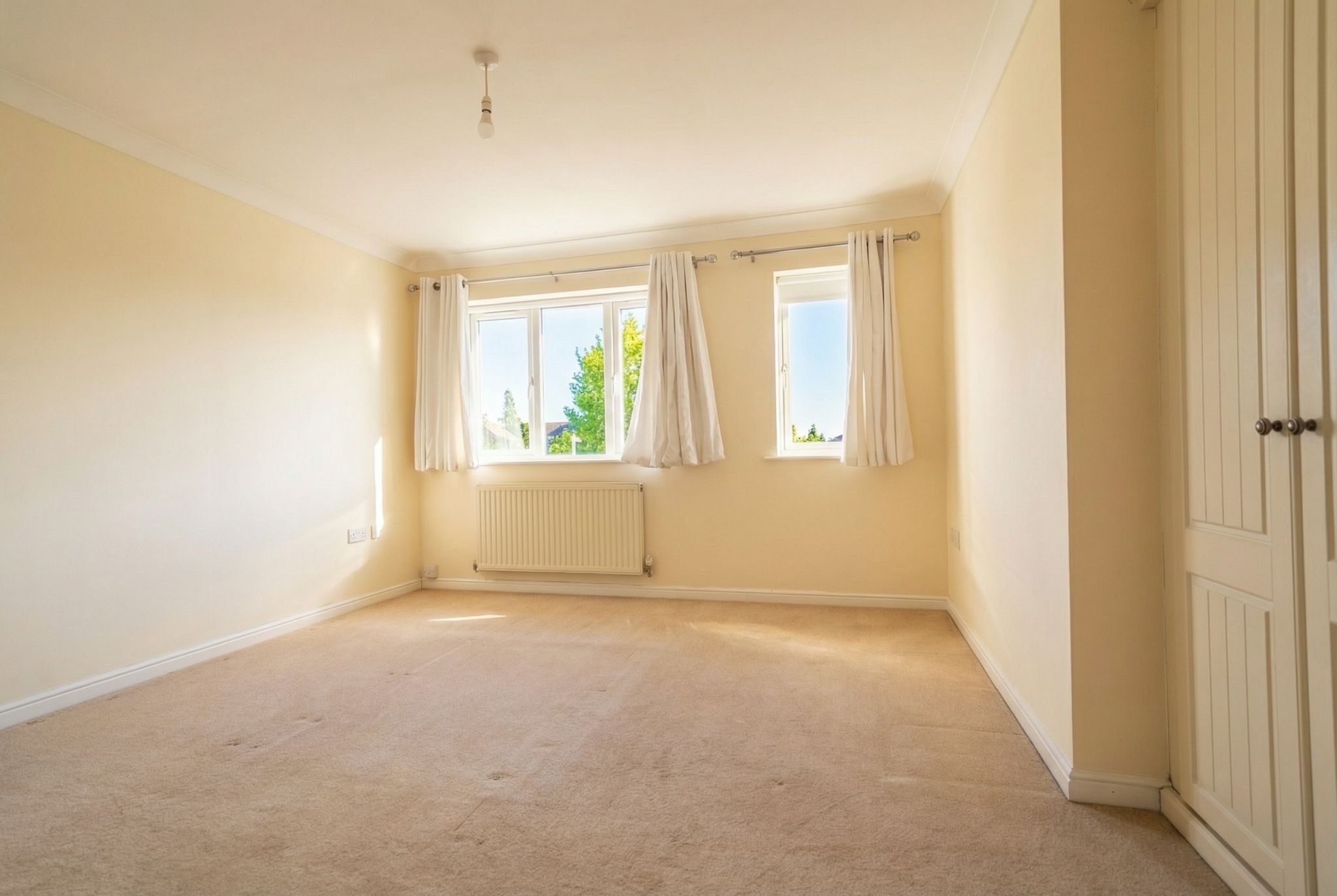 4 bedroom detached house To Let in Solihull - Photograph 11.