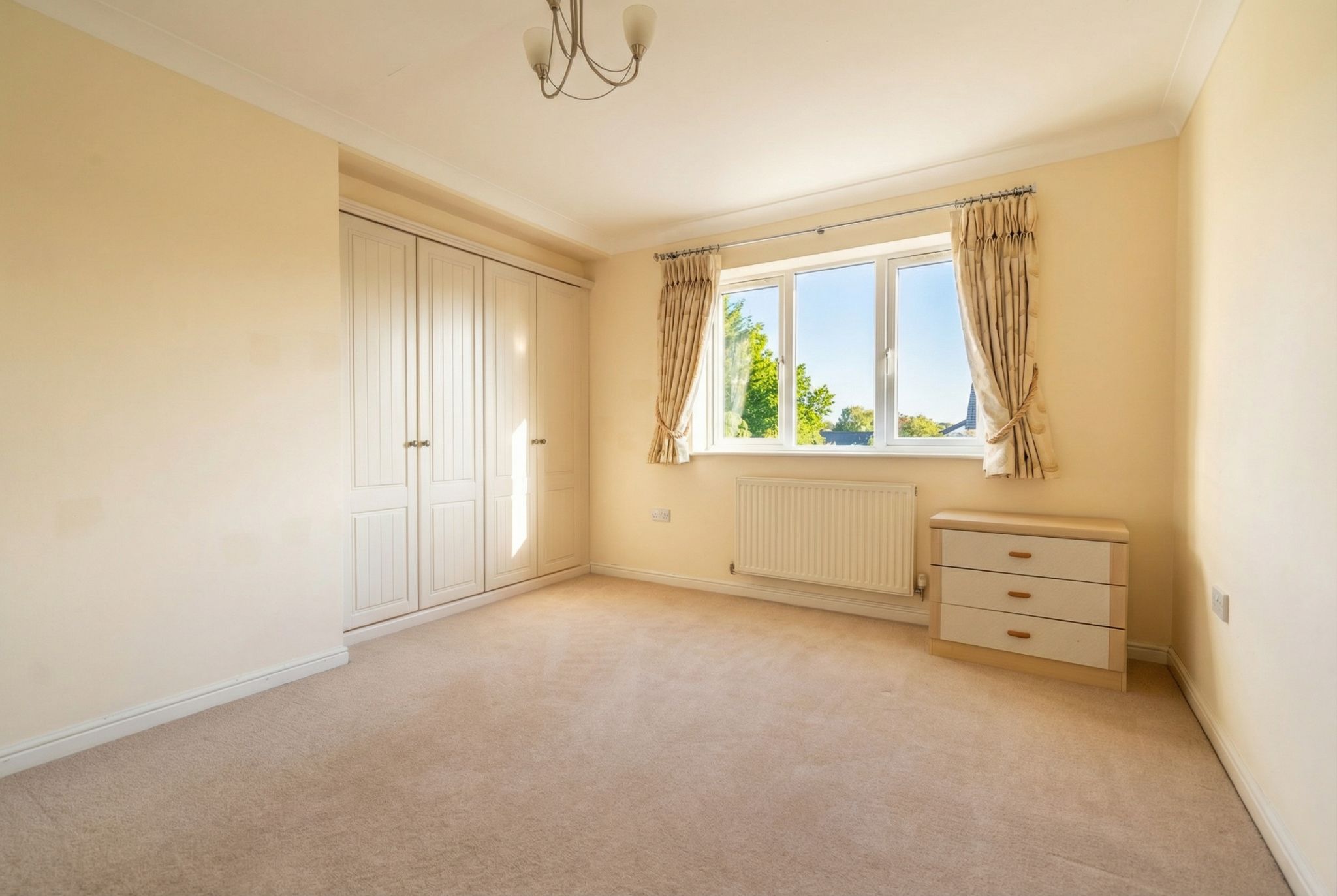 4 bedroom detached house To Let in Solihull - Photograph 14.