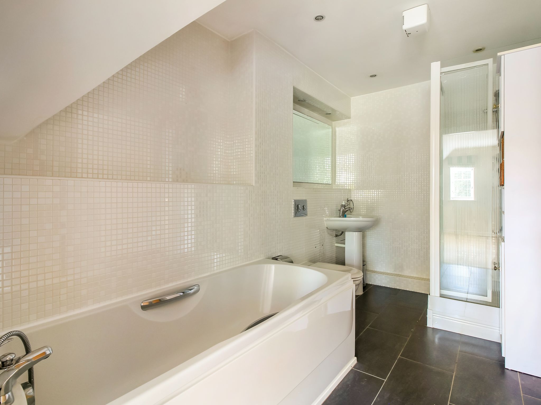 3 bedroom apartment flat/apartment For Sale in Solihull - Photograph 9.