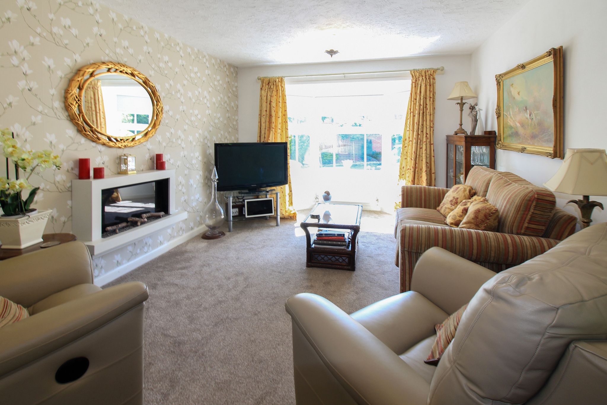 2 bedroom detached bungalow For Sale in Solihull - Property photograph.
