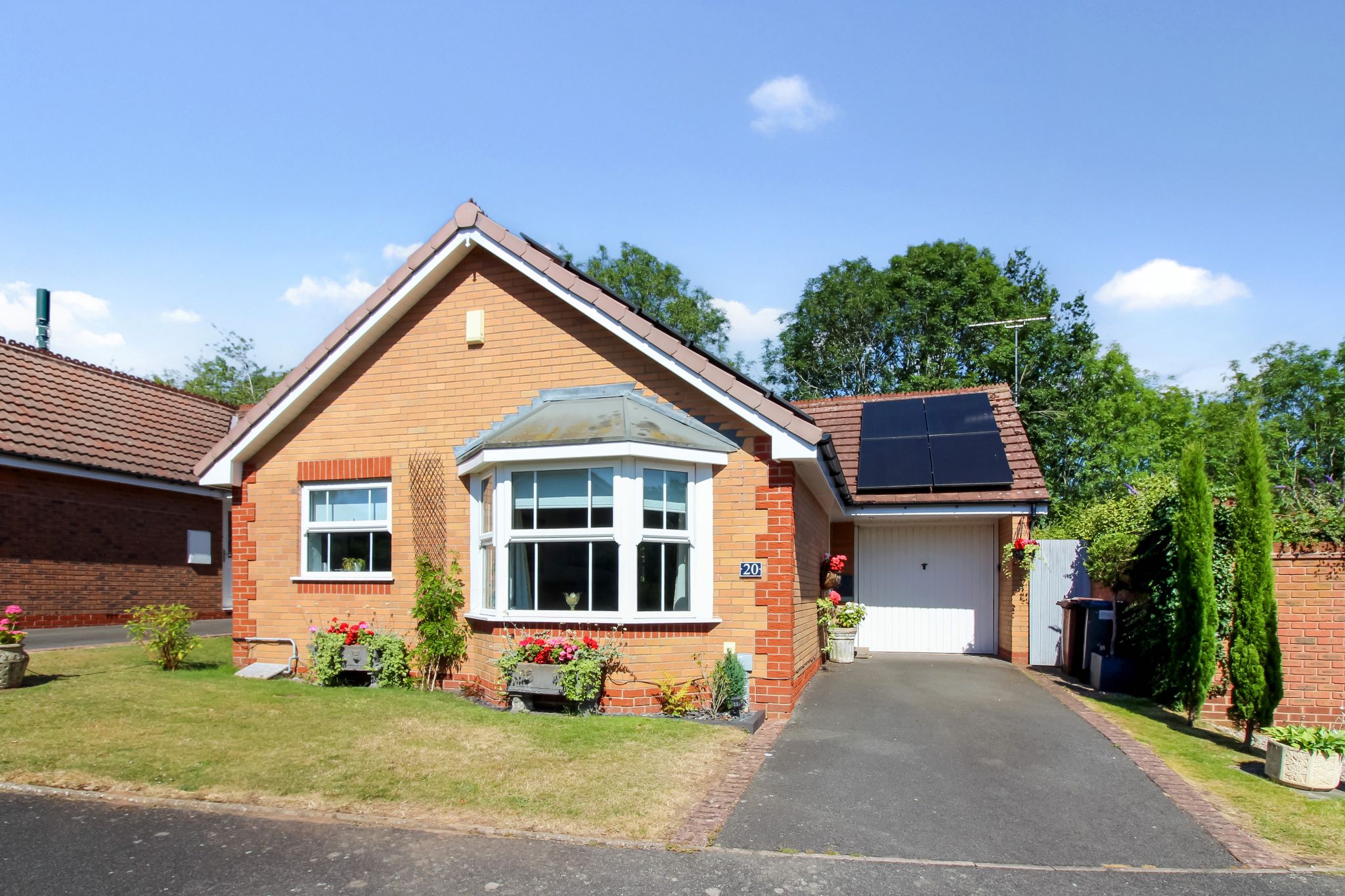 2 bedroom detached bungalow For Sale in Solihull - Property photograph.