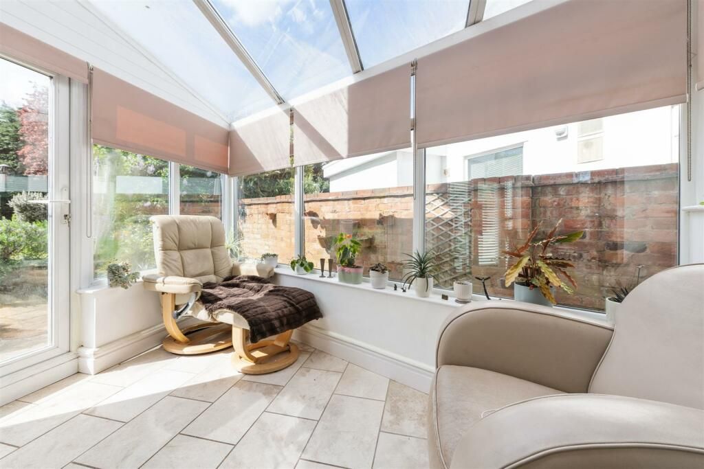 5 bedroom semi-detached house For Sale in Solihull - Photograph 5.