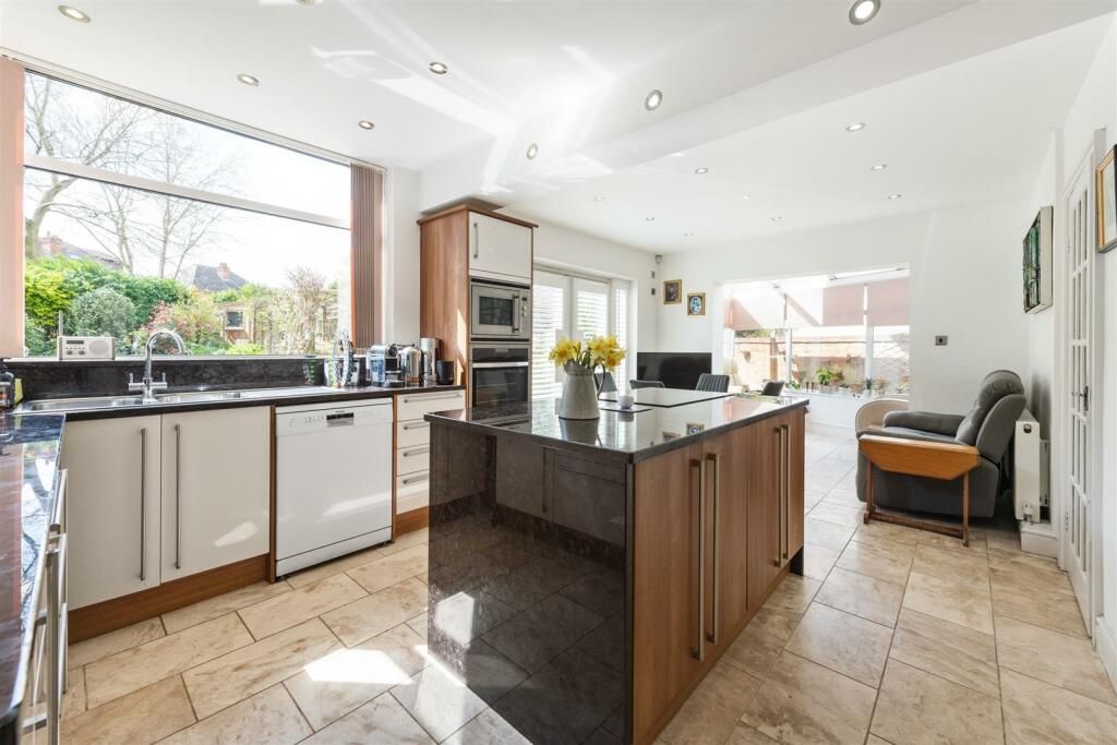 5 bedroom semi-detached house For Sale in Solihull - Property photograph.