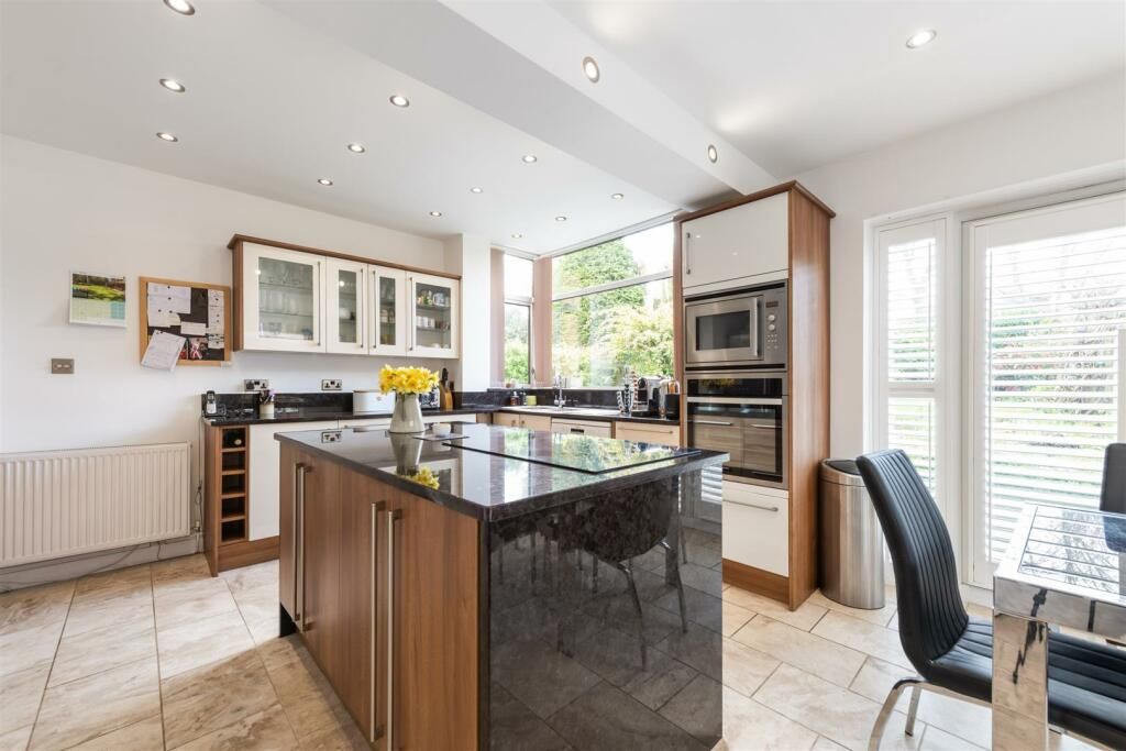 5 bedroom semi-detached house For Sale in Solihull - Photograph 3.