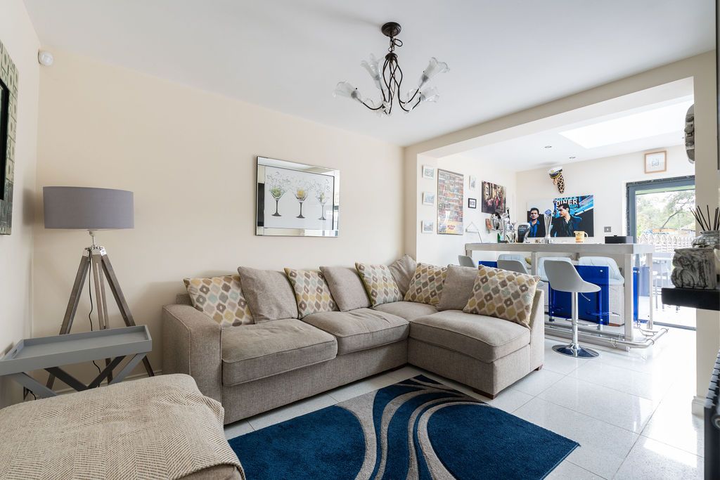 4 bedroom semi-detached house For Sale in Solihull - Photograph 7.