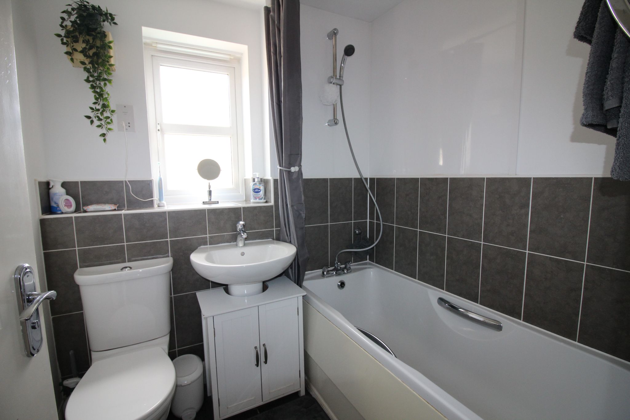4 bedroom town house To Let in Solihull - Photograph 9.