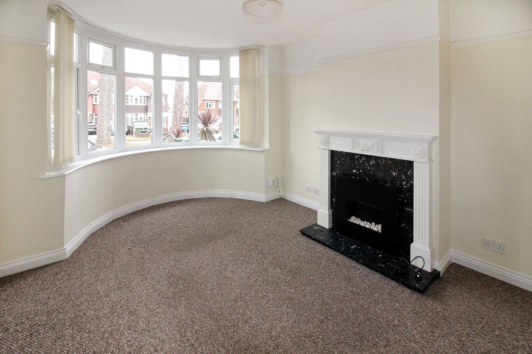3 bedroom semi-detached house For Sale in Solihull - Property photograph.