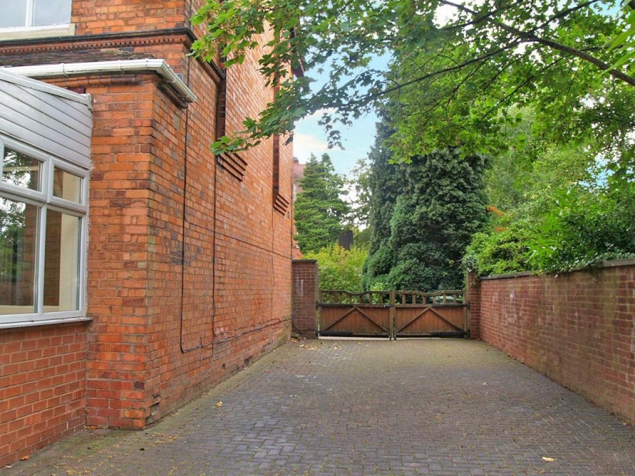 5 bedroom detached house SSTC in Solihull - photograph 17.