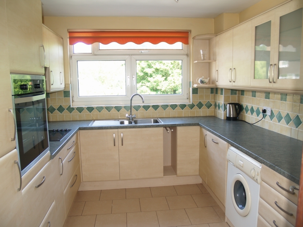 3 bedroom first floor apartment SSTC in Solihull - Photograph 2.