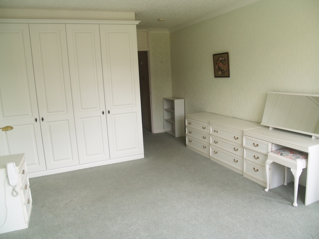 3 bedroom first floor apartment SSTC in Solihull - Photograph 6.