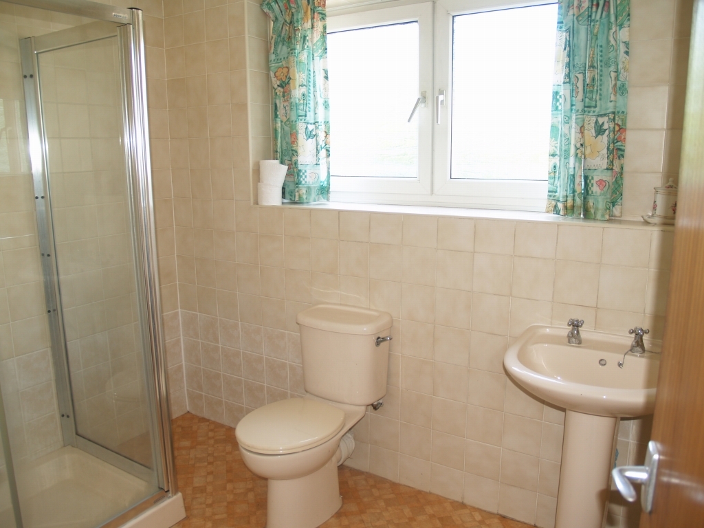 3 bedroom first floor apartment SSTC in Solihull - Photograph 8.