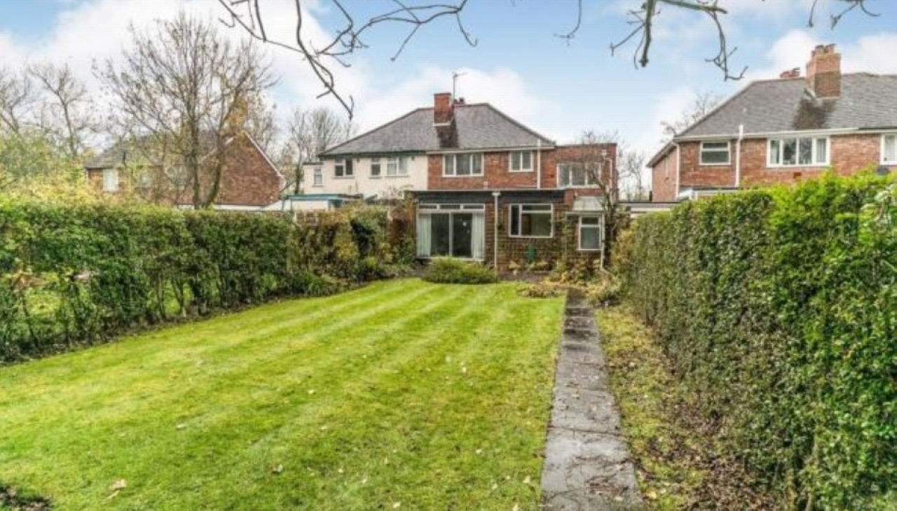 5 bedroom barn conversion house SSTC in Birmingham - Photograph 12.