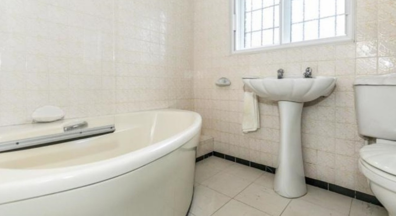 5 bedroom barn conversion house SSTC in Birmingham - Photograph 9.