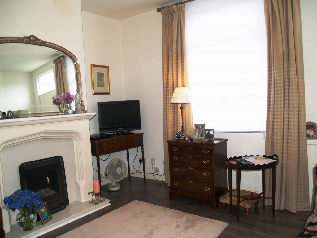 2 bedroom mid terraced house Sold in Birmingham - photograph 2.