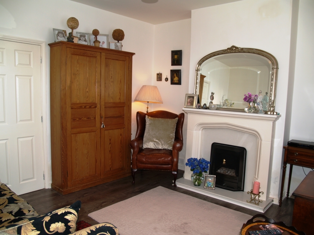 2 bedroom mid terraced house Sold in Birmingham - photograph 3.