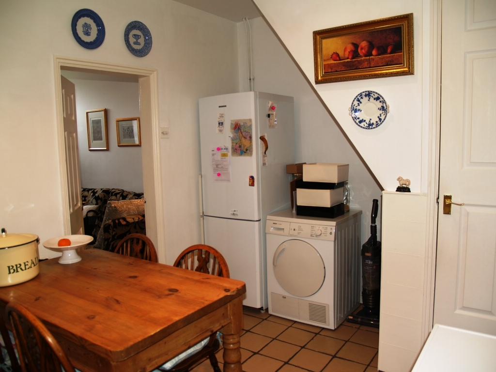 2 bedroom mid terraced house Sold in Birmingham - photograph 5.