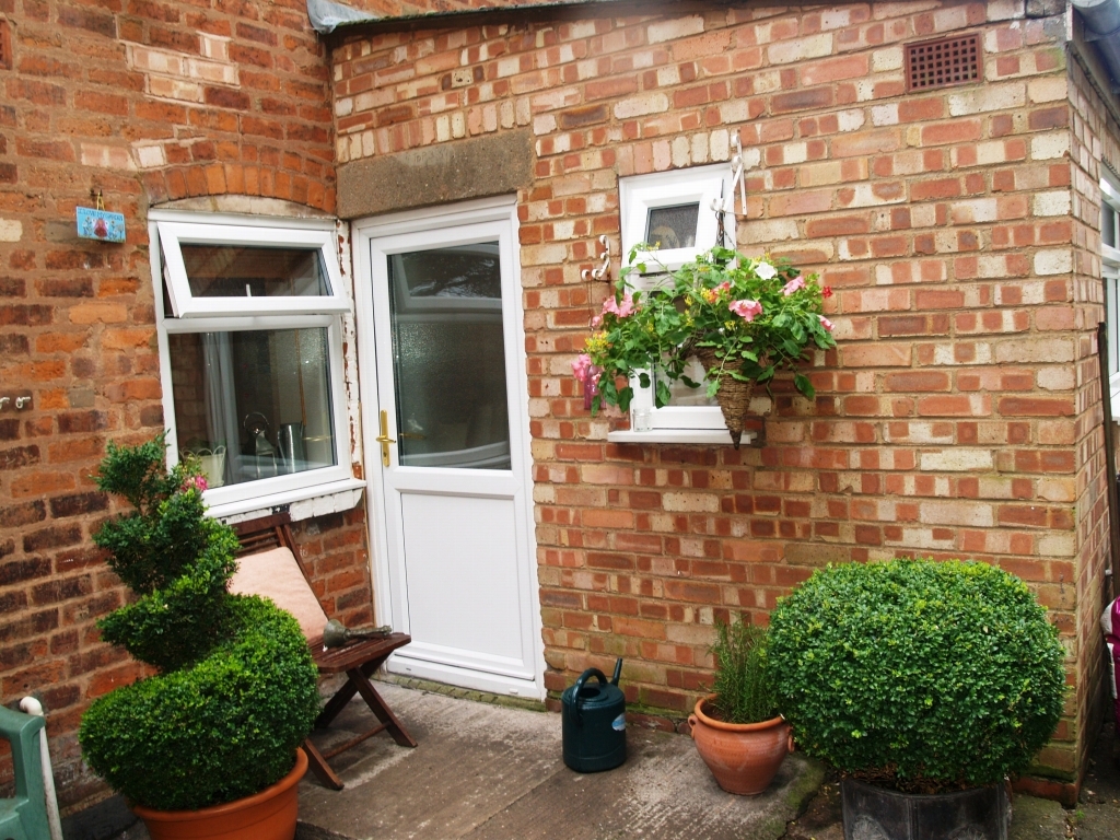 2 bedroom mid terraced house Sold in Birmingham - photograph 8.