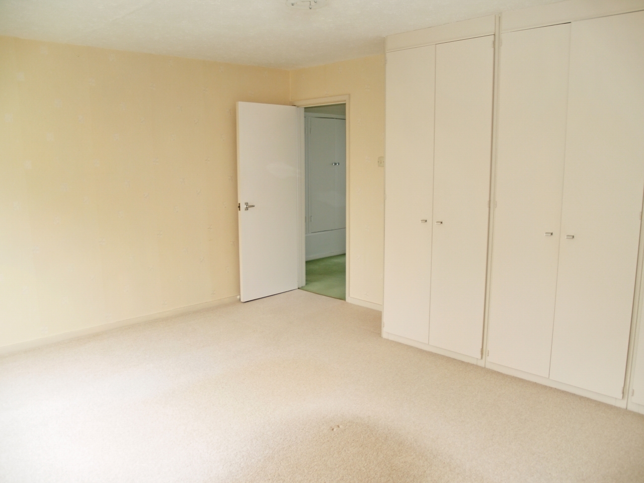 2 bedroom second floor apartment Sold in Solihull - photograph 8.