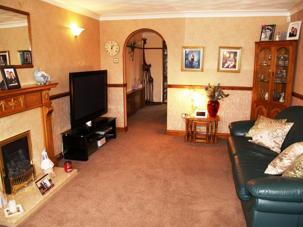 4 bedroom detached house Sold in Birmingham - photograph 3.