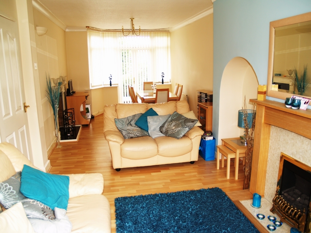 3 bedroom semi detached house Sold in Solihull - photograph 2.