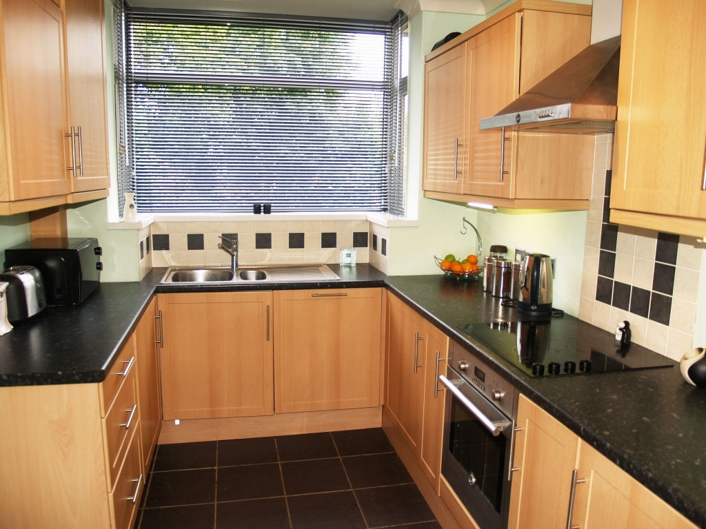 3 bedroom semi detached house Sold in Solihull - photograph 4.