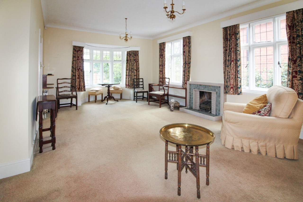 3 bedroom detached bungalow SSTC in Birmingham - photograph 4.