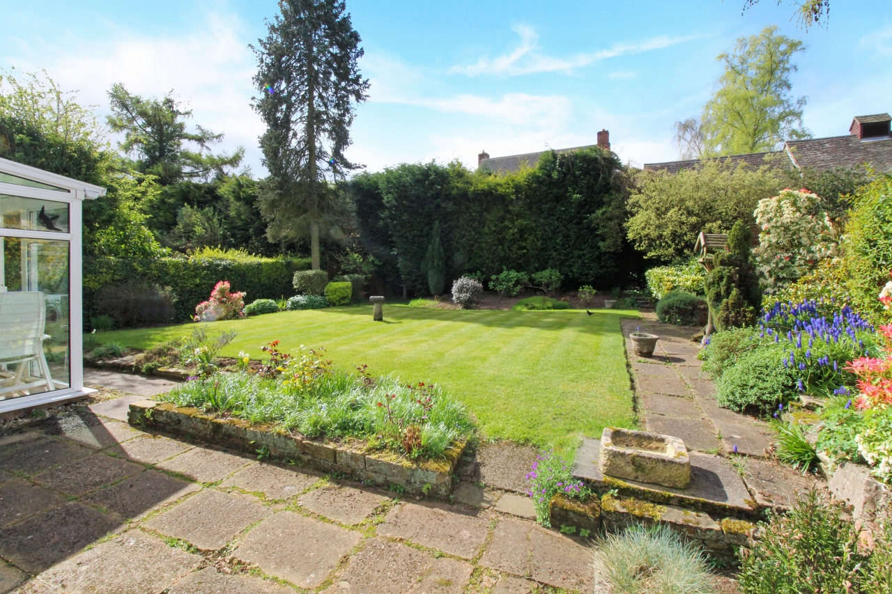 3 bedroom detached bungalow SSTC in Birmingham - photograph 10.
