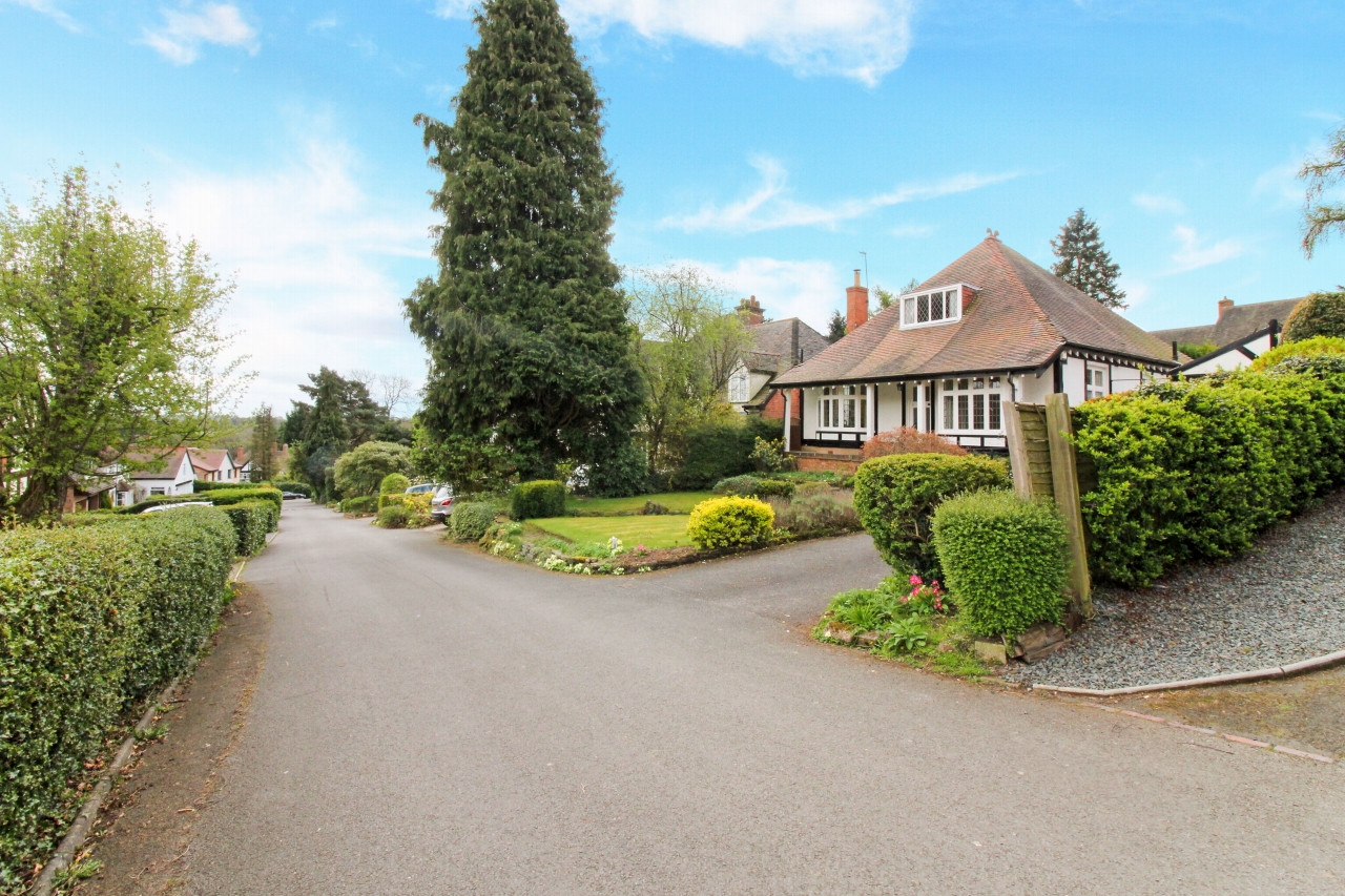 3 bedroom detached bungalow SSTC in Birmingham - photograph 3.