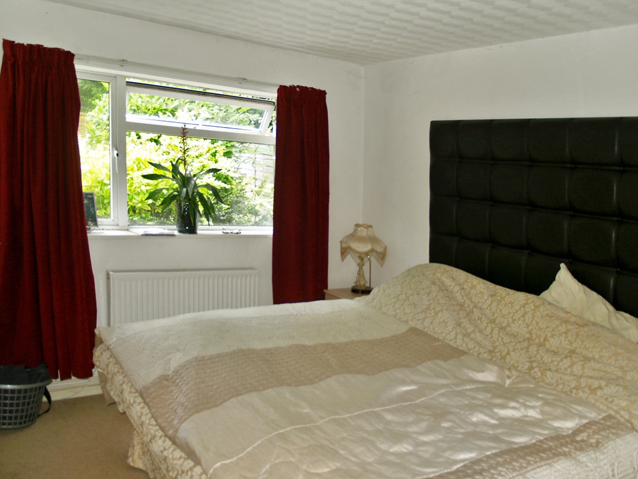 2 bedroom semi detached bungalow SSTC in Solihull - Photograph 5.