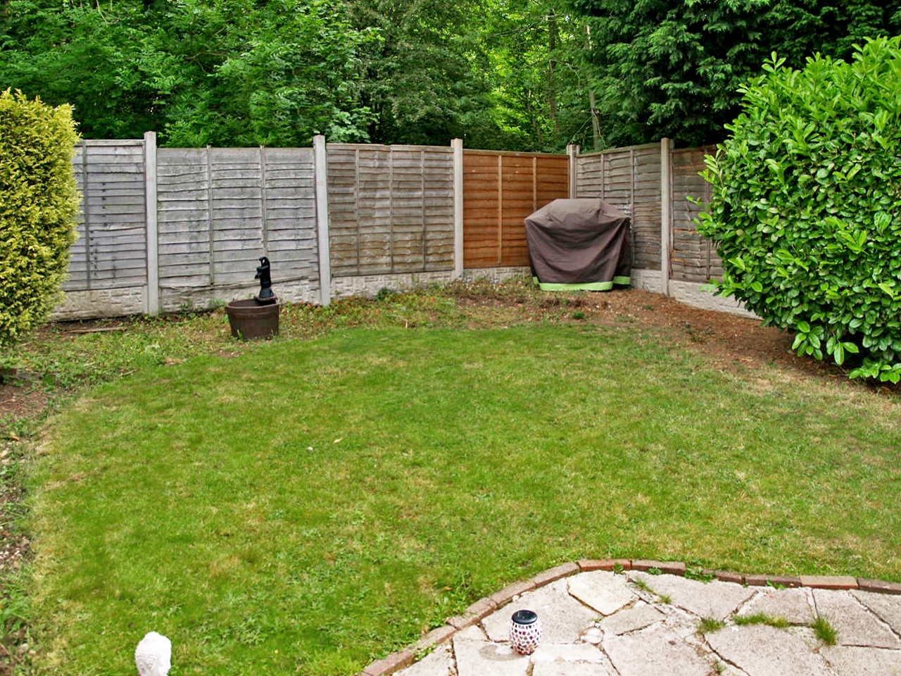 2 bedroom semi detached bungalow SSTC in Solihull - Photograph 4.