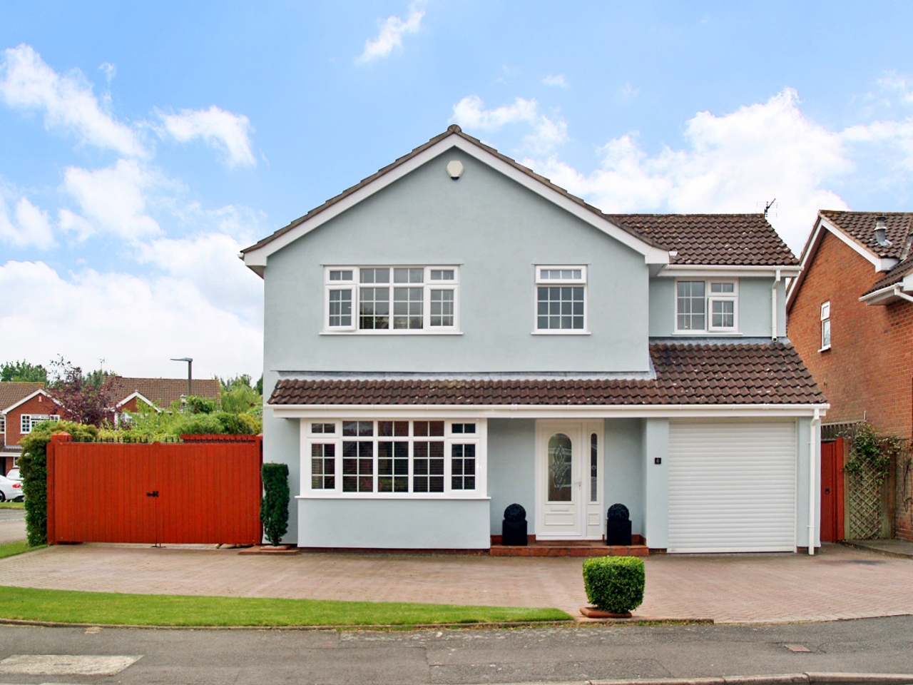 4 bedroom detached house Sold in Solihull - Main Image.