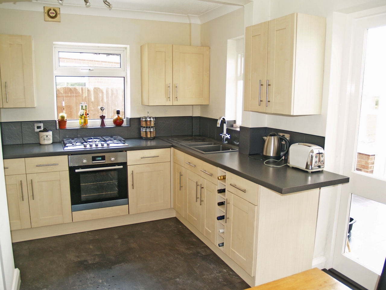 2 bedroom semi detached house Sold in Birmingham - photograph 5.