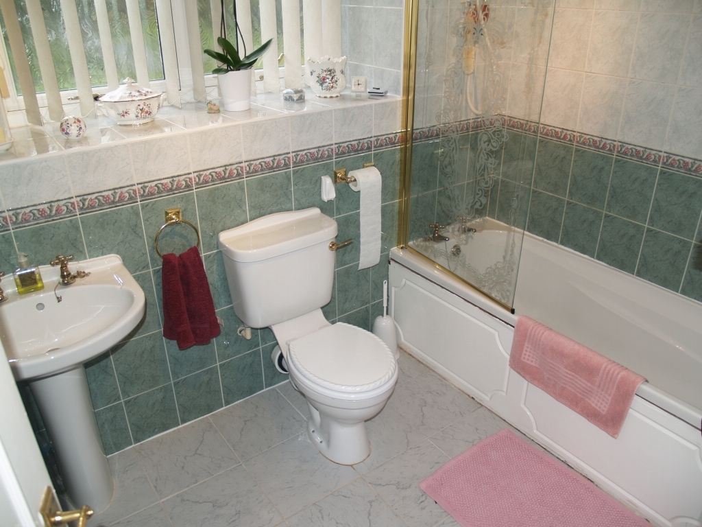 3 bedroom first floor apartment SSTC in Solihull - Photograph 10.