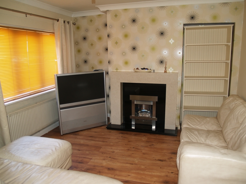 3 bedroom mid terraced house Sold in Birmingham - photograph 2.