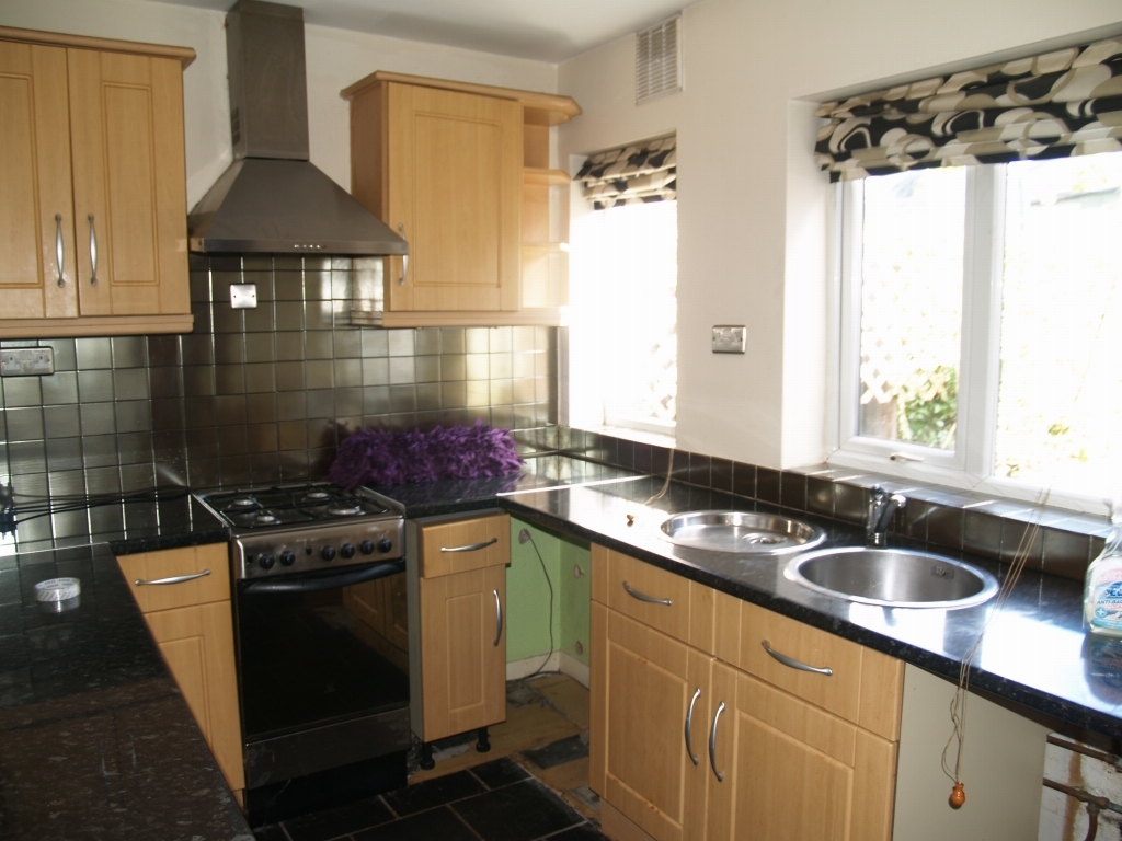 3 bedroom mid terraced house Sold in Birmingham - photograph 3.