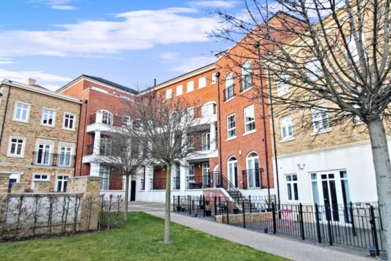 2 bedroom apartment flat/apartment SSTC in Solihull - Main Image.