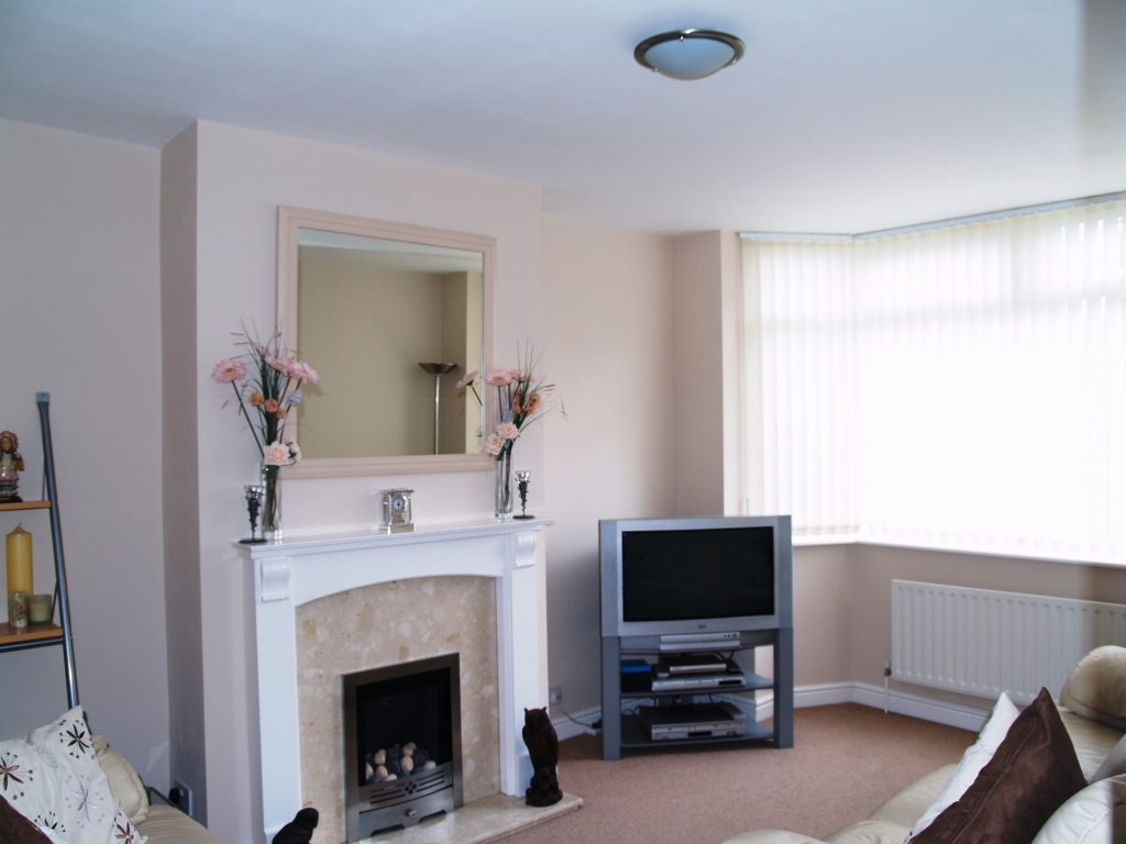 3 bedroom semi detached house Sold in Birmingham - photograph 2.