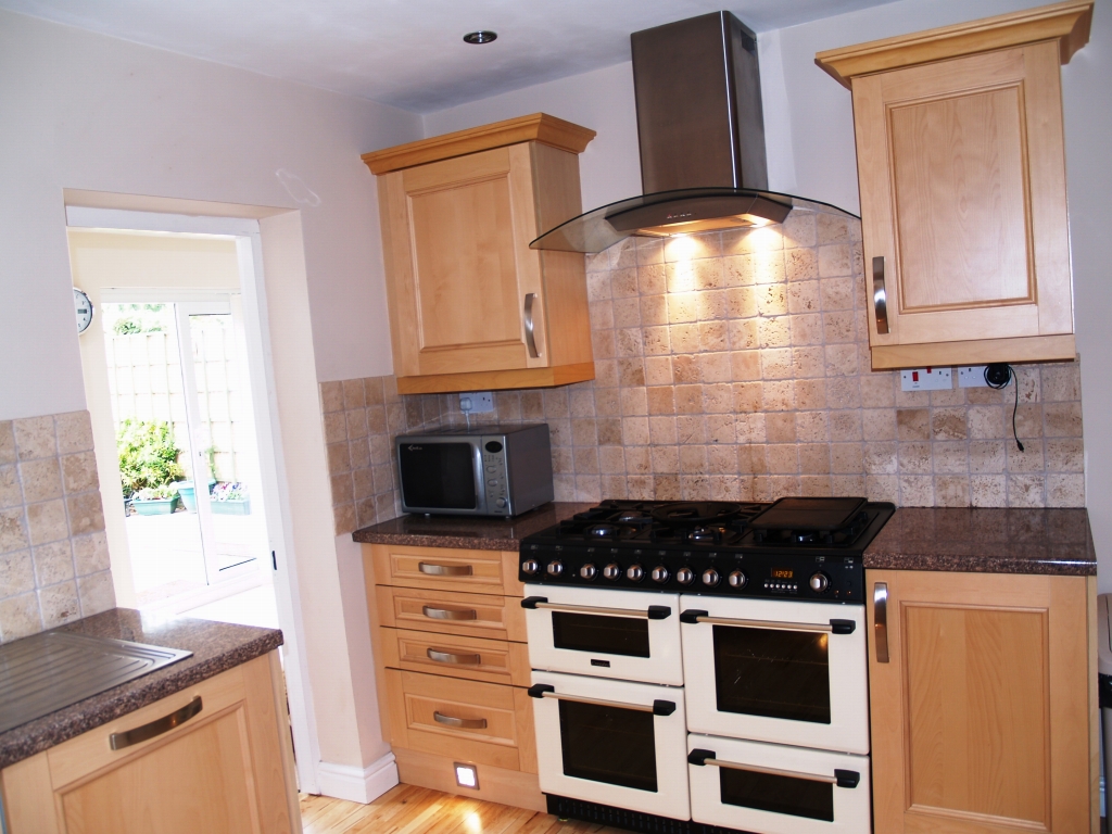 3 bedroom semi detached house Sold in Birmingham - photograph 4.