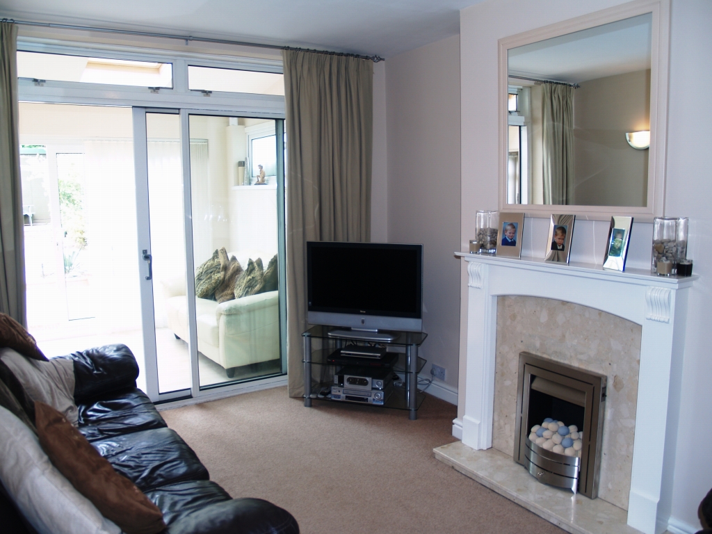 3 bedroom semi detached house Sold in Birmingham - photograph 5.