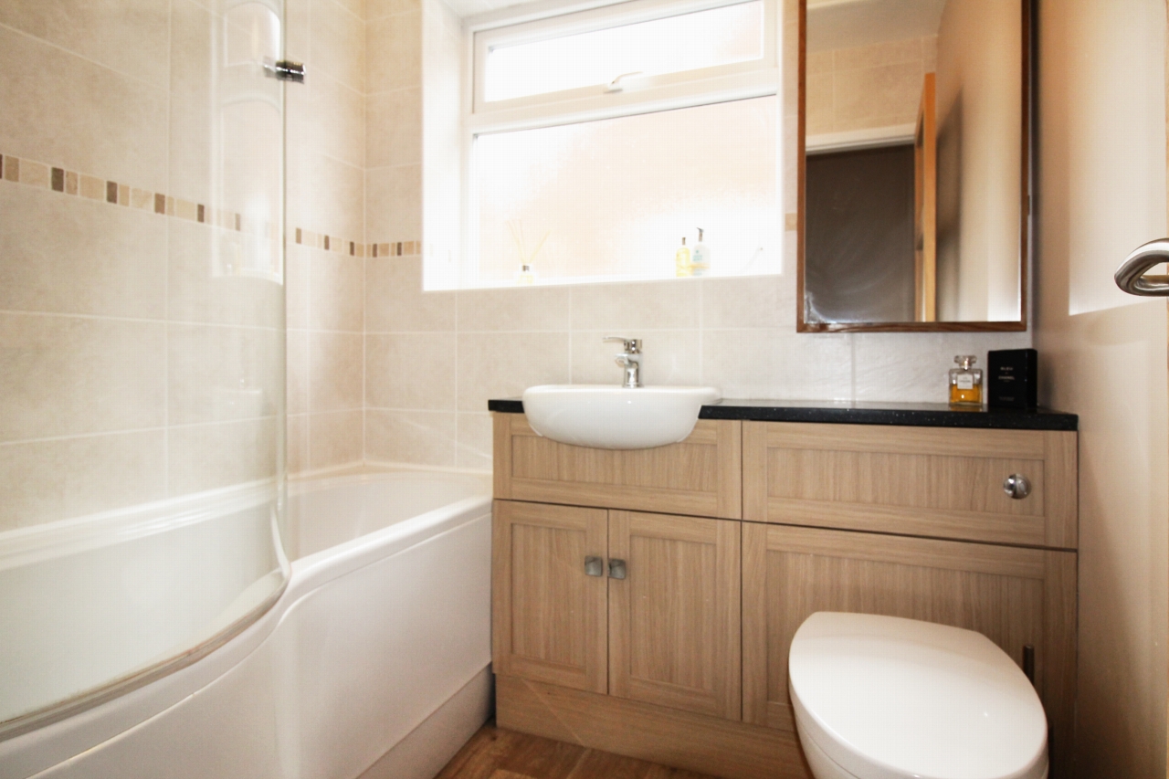 2 bedroom maisonette flat/apartment SSTC in Solihull - Photograph 6.