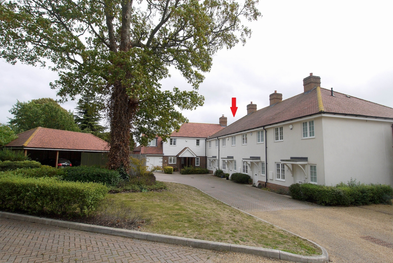 3 bedroom mid terraced house Sold in Tonbridge - Photograph 1