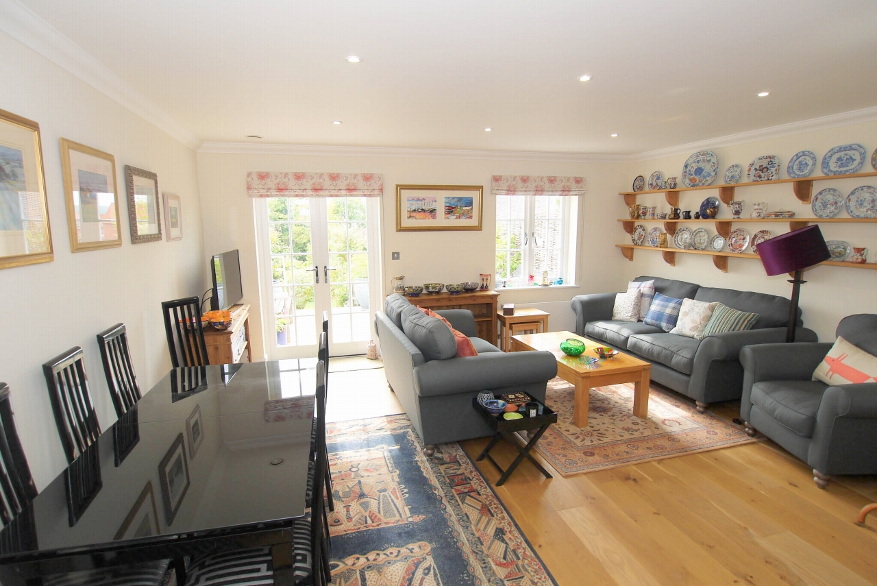 3 bedroom mid terraced house Sold in Tonbridge - Photograph 2