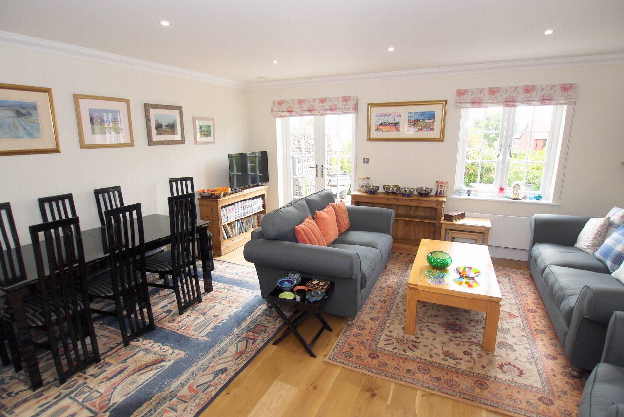 3 bedroom mid terraced house Sold in Tonbridge - Photograph 3