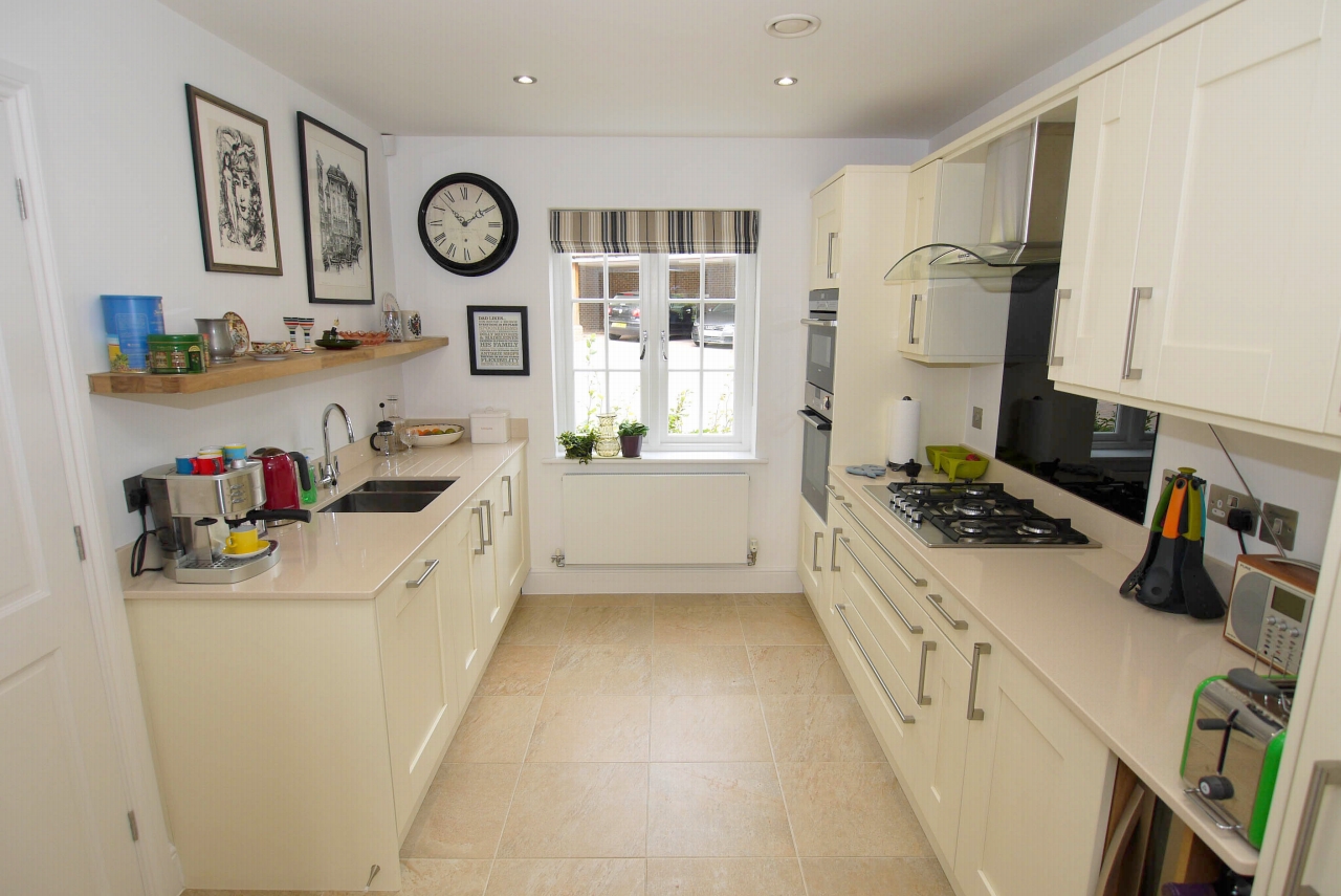3 bedroom mid terraced house Sold in Tonbridge - Photograph 4