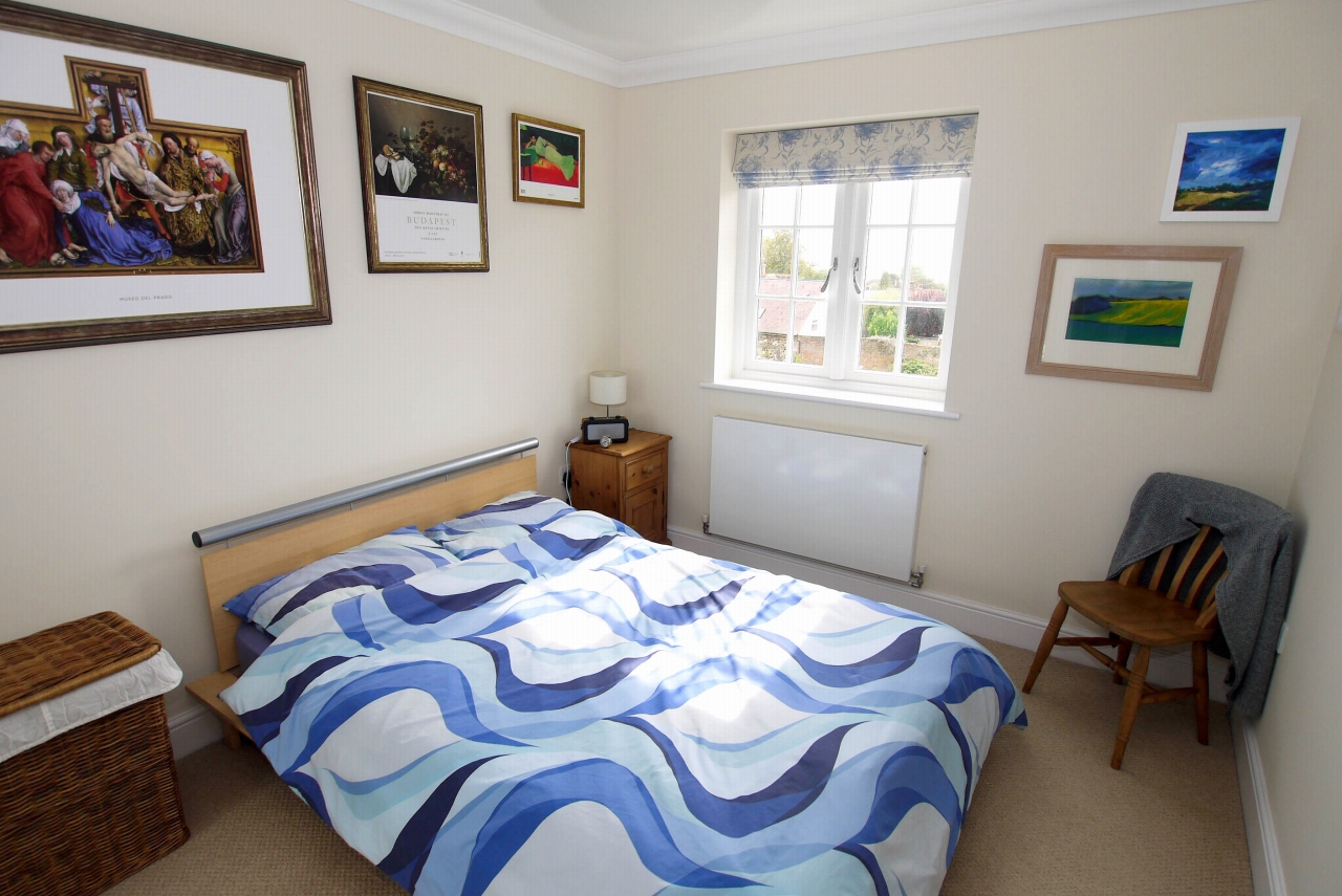 3 bedroom mid terraced house Sold in Tonbridge - Photograph 5
